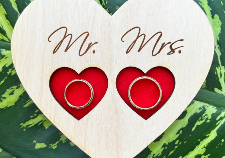  Gravēts koka paliktnis laulības gredzeniem "Mr un Mrs"  