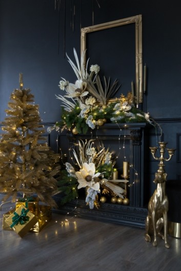 Ziemassvētku fotosesija ar tematiskām dekorācijām