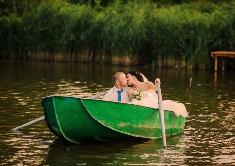 Romantisks brauciens airu laivā