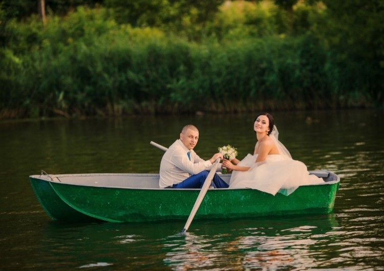 Romantisks brauciens airu laivā