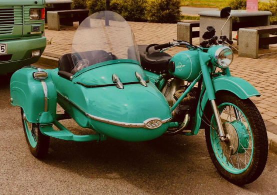 Brauciens retro motociklā ar blakusvāģi 