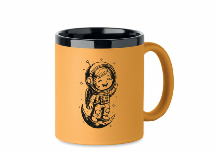 Krūze ar gravējumu "She is an astronaut"