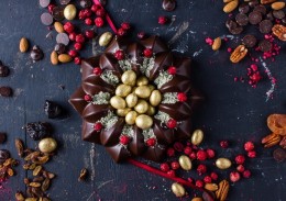Ziemassvētku šokolādes vainags ar zelta dražejām 
