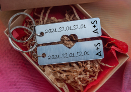 Atslēgu piekariņu komplekts "Mīlestība" ar izvēlēto datumu un iniciāļiem