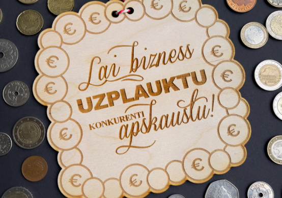 Koka rotājums ar gravējuma tekstu "Lai bizness plauktu"