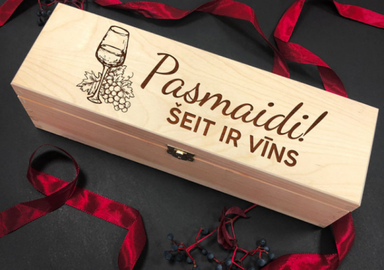 Koka kaste vīna pudelei "Pasmaidi - šeit ir vīns"