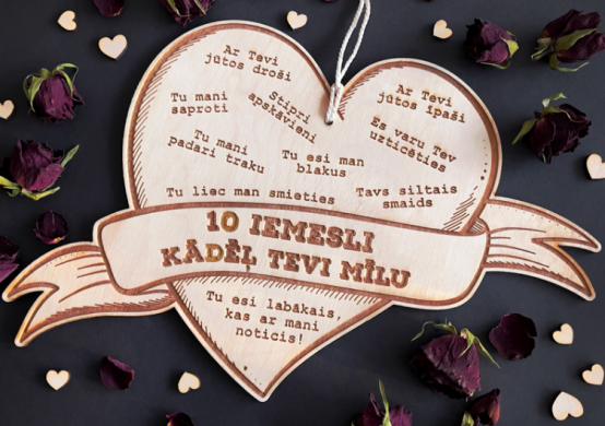 Koka sirsniņa ar gravējumu "10 iemesli, kādēļ Tevi mīlu"