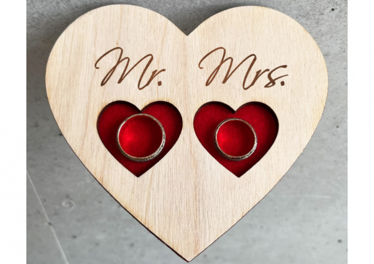  Gravēts koka paliktnis laulības gredzeniem "Mr ir Mrs"  
