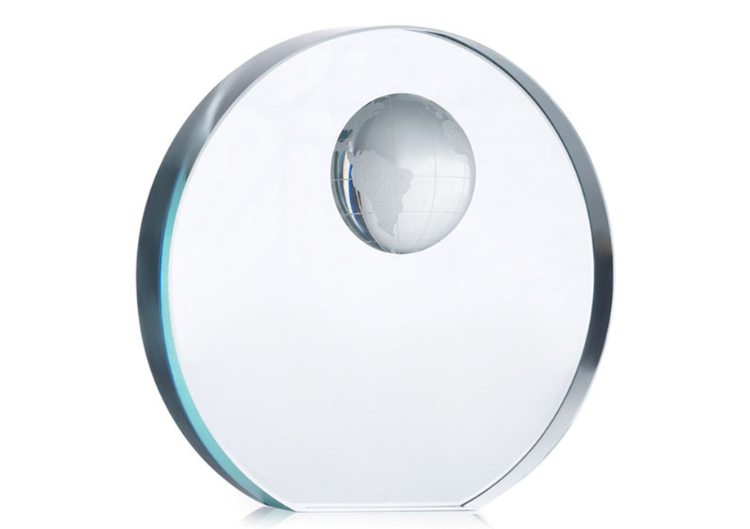 Stikla trofeja ar paceltu globusu "Mondal" (gravējums par papildus samaksu)