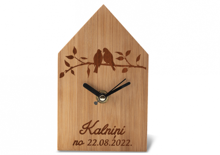 Bambusa mājas formas pulkstenis "Ģimene" ar Jūsu izvēlēto vārdu un datumu