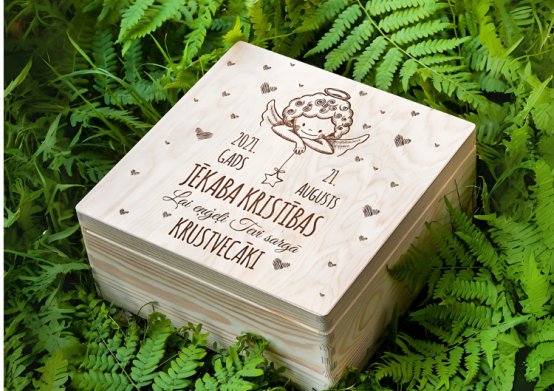 Koka kristību kastīte ar Jūsu izvēlētiem datumiem un vārdu (30x30cm)