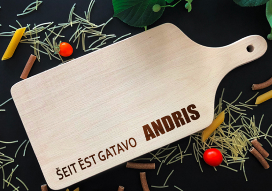 Koka virtuves dēlis "Šeit ēst gatavo" ar Jūsu izvēlētu vārdu