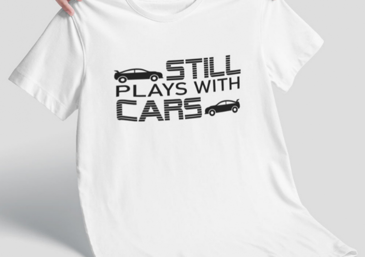 T-krekls "Still plays with cars"
