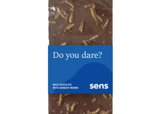 Piena šokolāde ar kraukšķīgiem, grauzdētiem tārpiem