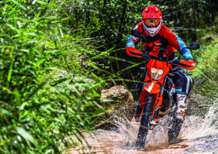 Aizraujošs brauciens ar 125cc enduro tipa motociklu