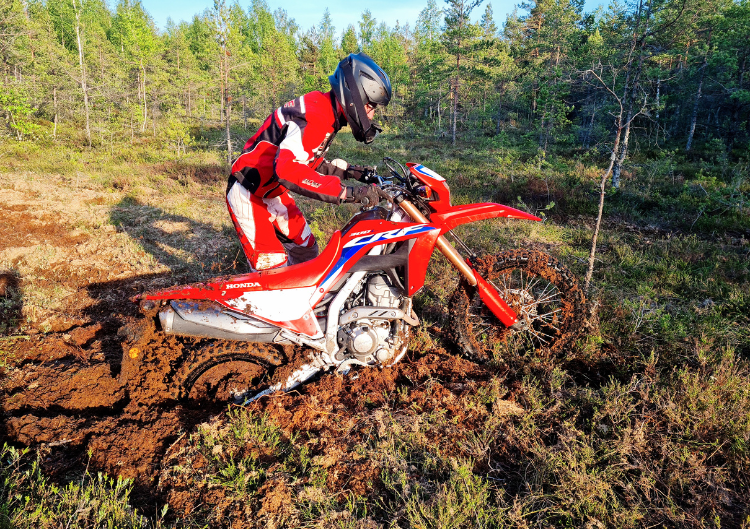 Aizraujošs brauciens ar 125cc enduro tipa motociklu