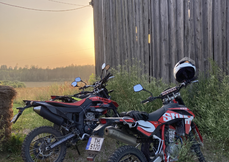 Aizraujošs brauciens ar 125cc enduro tipa motociklu