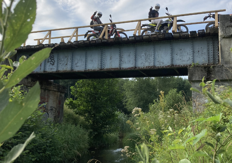 Aizraujošs brauciens ar 125cc enduro tipa motociklu