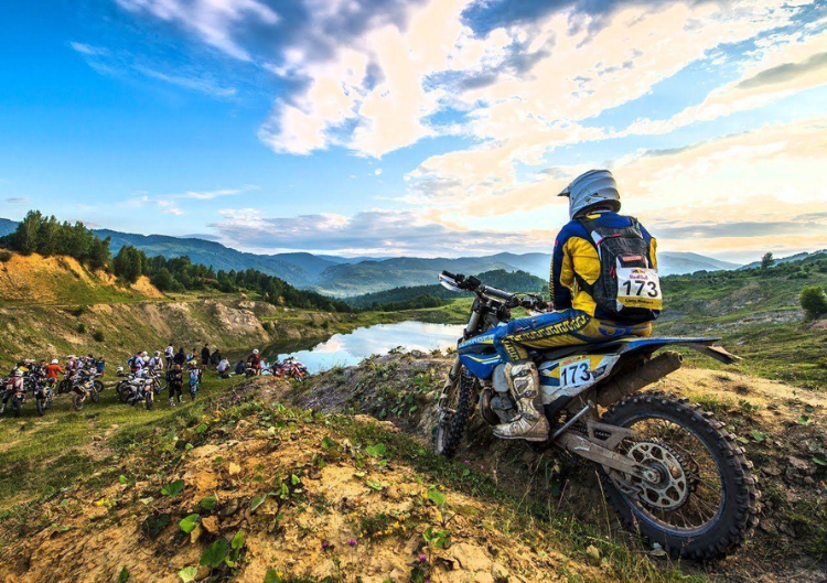 Aizraujošs brauciens ar 125cc enduro tipa motociklu