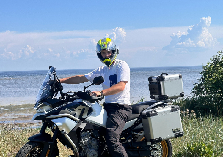 Aizraujošs motocikla izbrauciens ar pieredzējušu vadītāju (30min)